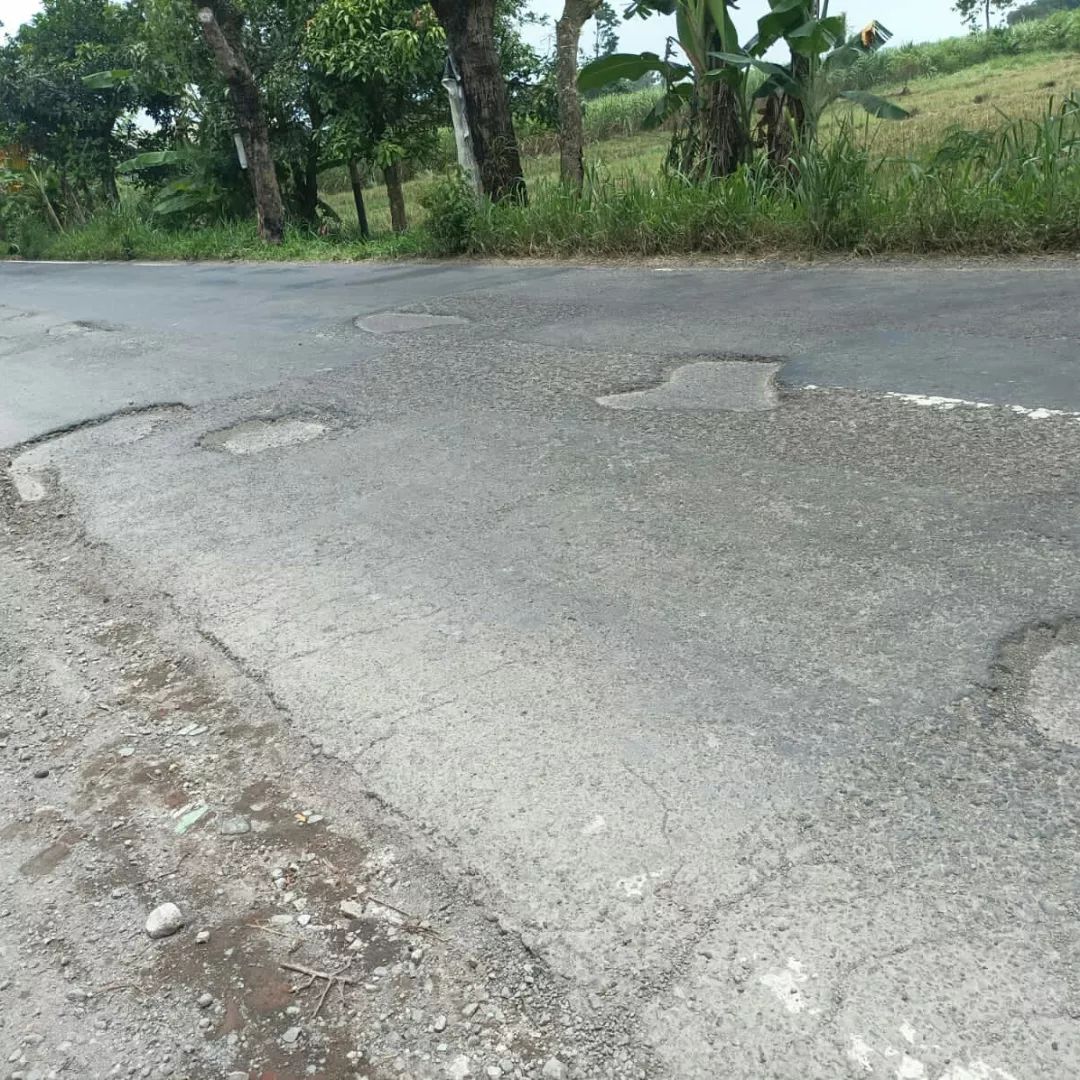 Catatan_ali7's tweet photo. @mazzini_gsp Rakyat digencet hampir semua dipajakin uang pajak kita dibuat hura hura sama mereka 

Didaerah saya Di KLATEN kami seperti tidak merasakan manfaat uang pajak yang Kami bayarkan karna Jalan jalan Dikota klaten hampir 50% Berlobang dan rusak parah https://t.co/jXNWdfteKX