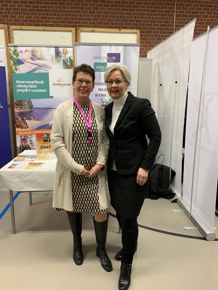 Rekrymessut ⁦@ManttaVilppula⁩ Hyviä keskusteluja taidekaupungin mahdollisuuksista ⁦<a href="/AnneHeusala/">Anne Heusala</a>⁩ kanssa. Messuilla upealla asenteella olevia nuoria  🙏🏼#mara-ala #tarjoilija #kokki #ihmistätarvitaanaina