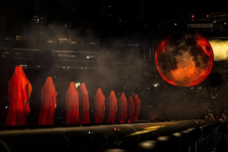 adoniabree's tweet photo. @mrwtffacts so it’s not @theweeknd’s concert moon https://t.co/aZ93qweNGv