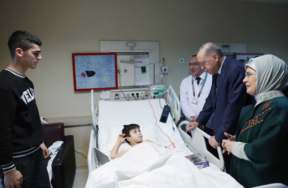 EmineErdogan's tweet photo. Ankara Üniversitesi Cebeci Hastanesi ile Etlik Şehir Hastanesi'nde tedavileri devam eden afetzede yavrularımızın sağlık durumlarının iyi olduğunu görmek yegâne tesellimiz. 

Yürekten inanıyorum ki, zorlukları birlik olmanın verdiği güçle, hep beraber atlatacağız. https://t.co/XtbZHFMTaA