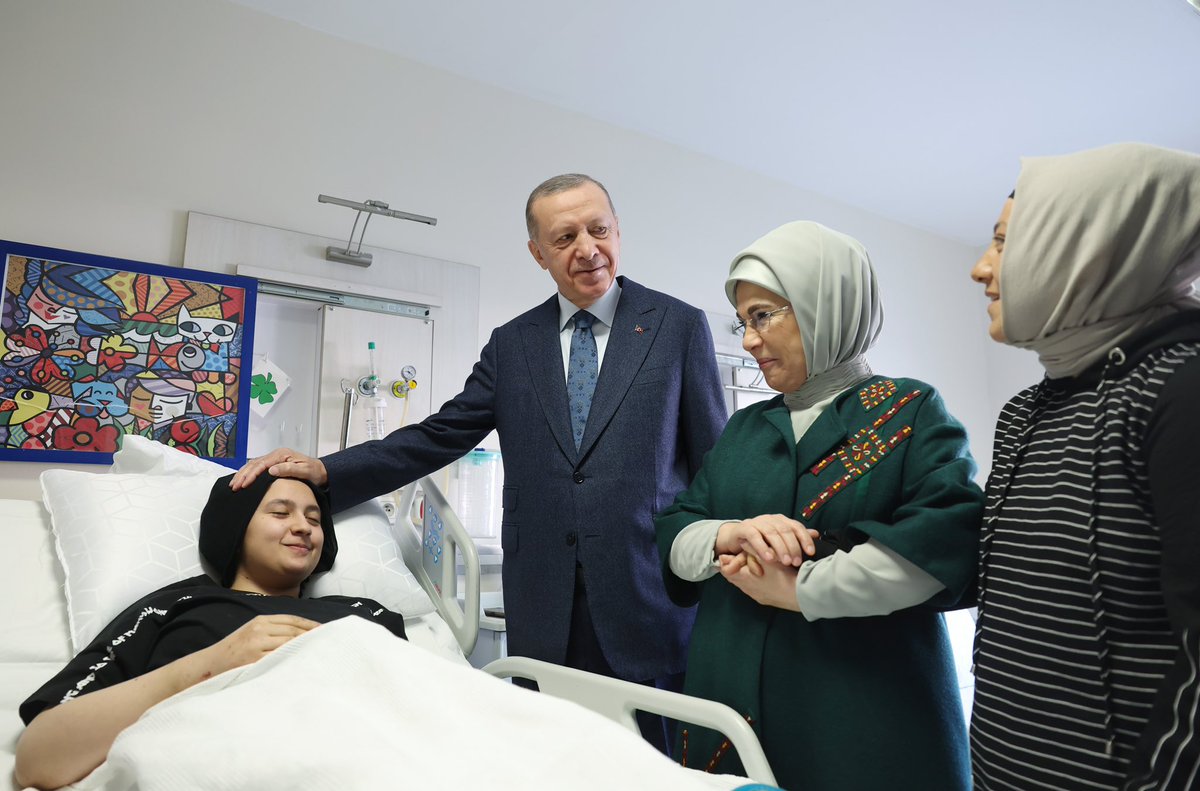 EmineErdogan's tweet photo. Ankara Üniversitesi Cebeci Hastanesi ile Etlik Şehir Hastanesi'nde tedavileri devam eden afetzede yavrularımızın sağlık durumlarının iyi olduğunu görmek yegâne tesellimiz. 

Yürekten inanıyorum ki, zorlukları birlik olmanın verdiği güçle, hep beraber atlatacağız. https://t.co/XtbZHFMTaA