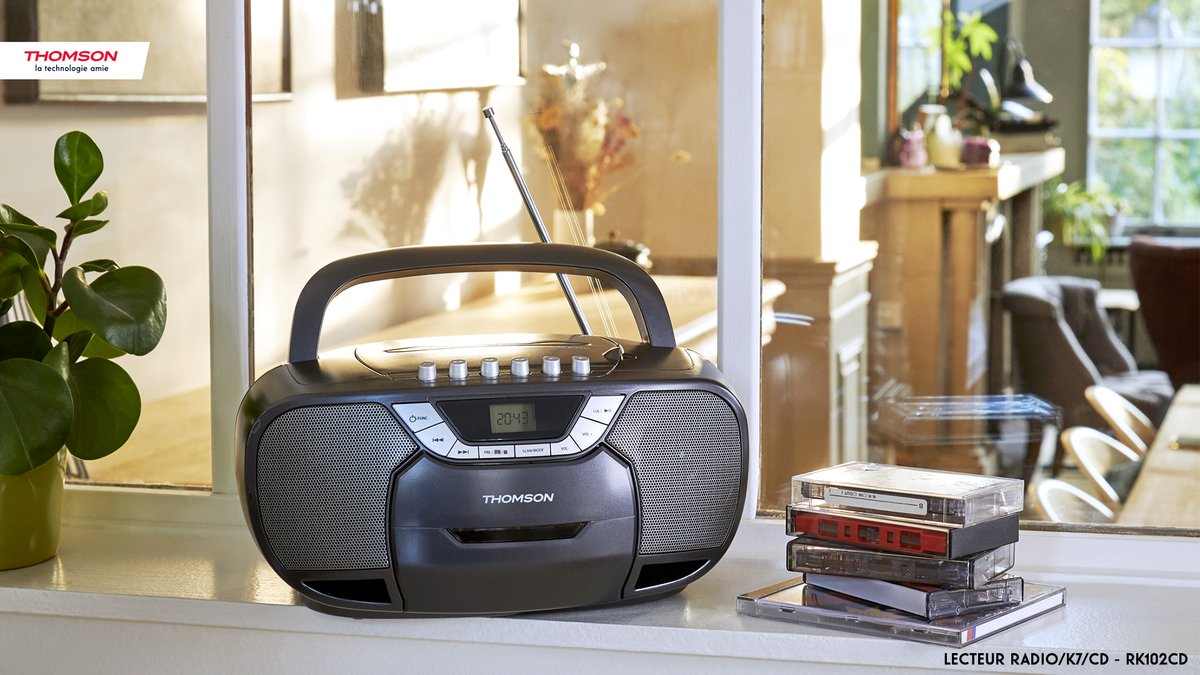 Thomson_FRA's tweet photo. Nostalgie et musique se marient parfaitement bien avec le Radio/K7/CD #Thomson !❤️
Avec lui, profitez de votre musique partout, que ce soit chez vous ou en balade !😉🎶 

Disponible chez @boulanger ▶️  https://t.co/ElSMZIOLfR

#ThomsonAudio #RK102CD https://t.co/0zBAJBGILy