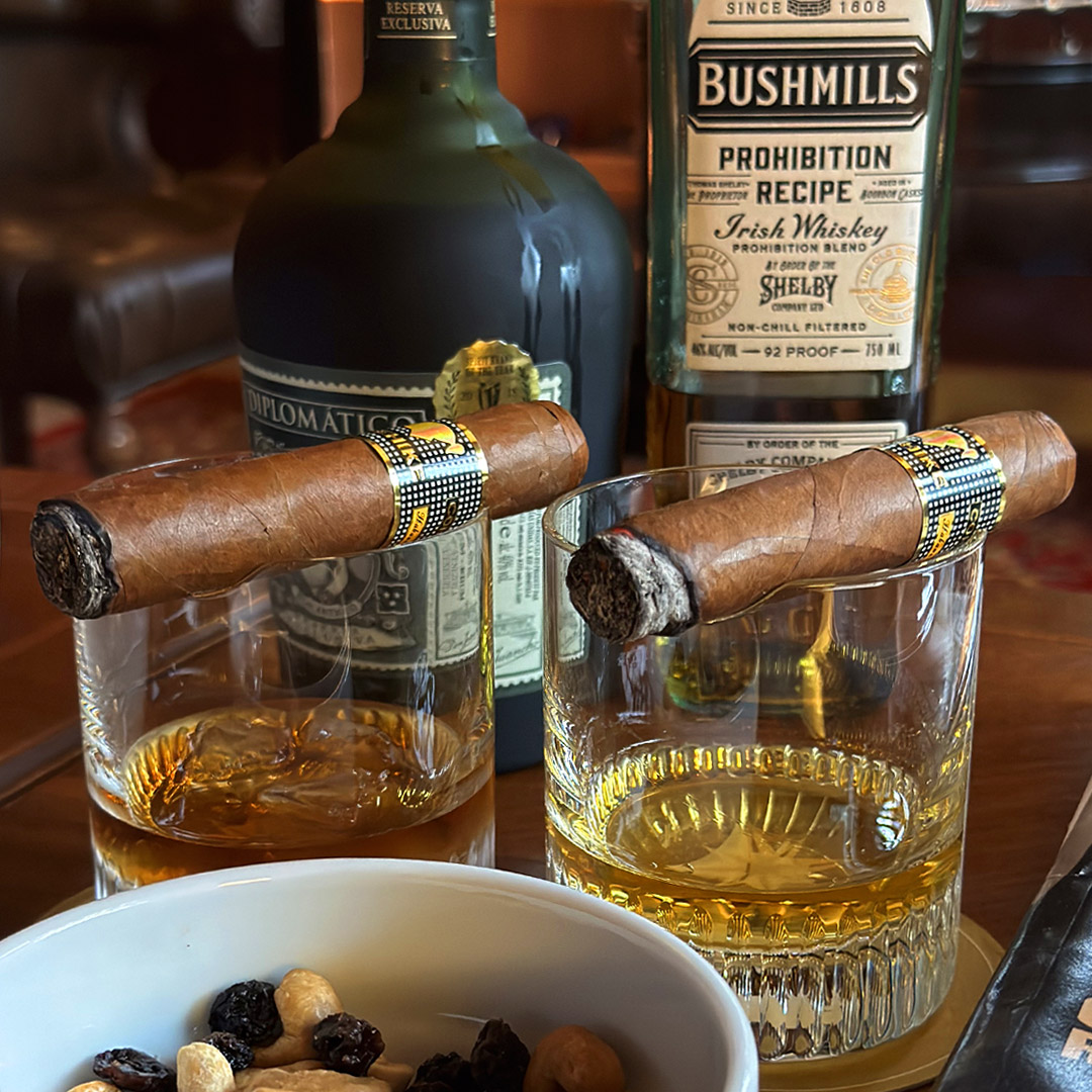 CabanaCorner's tweet photo. Two for the money. Disfrutamos el excepcional sabor de la exclusiva línea #Behike de #Cohiba acompañados de ron Diplomático y whiskey #Bushmills edición limitada. @RonDiplomatico @BushmillsGlobal https://t.co/5hbnfkffrA