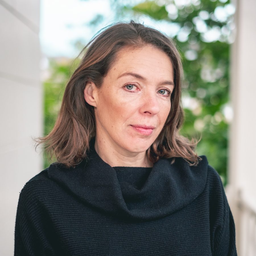 Hoe groot kan de spagaat tussen realiteit en visie zijn? Voormalig secretaris van het Groninger Gasberaad Susan Top schrijft over haar worsteling met de ronkende verhalen waarmee Groningen zichzelf in Den Haag presenteert.

noorderbreedte.nl/2023/02/22/gro…

Beeld: Sebastiaan Rodenhuis