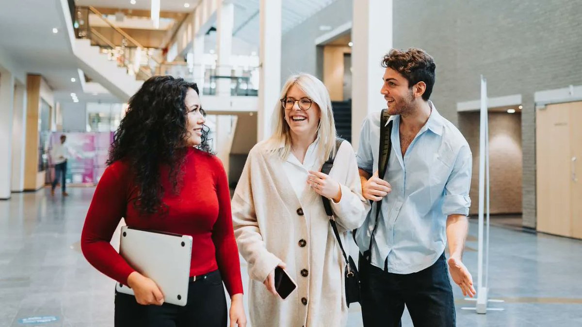 Lucille Mac Nack is twintig jaar studentenpsycholoog. Ze ondersteunt studenten die problemen ervaren waar hun studie onder lijdt. “Ze zeggen vaak dat de studententijd de tijd van je leven is, maar sommige studenten maken echt pittige dingen mee.” buff.ly/3lZVYeV