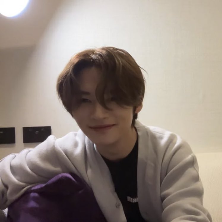 StrayKidsBrasil's tweet photo. 「 #TRAD • 22.02.23 」
Live do Lee Know no YouTube 

Lee Know disse que se quiser cortar o cabelo vai raspar sem avisar a empresa e fazer essa cara:

@Stray_Kids #StrayKids #스트레이키즈 https://t.co/QIBOtoVio1