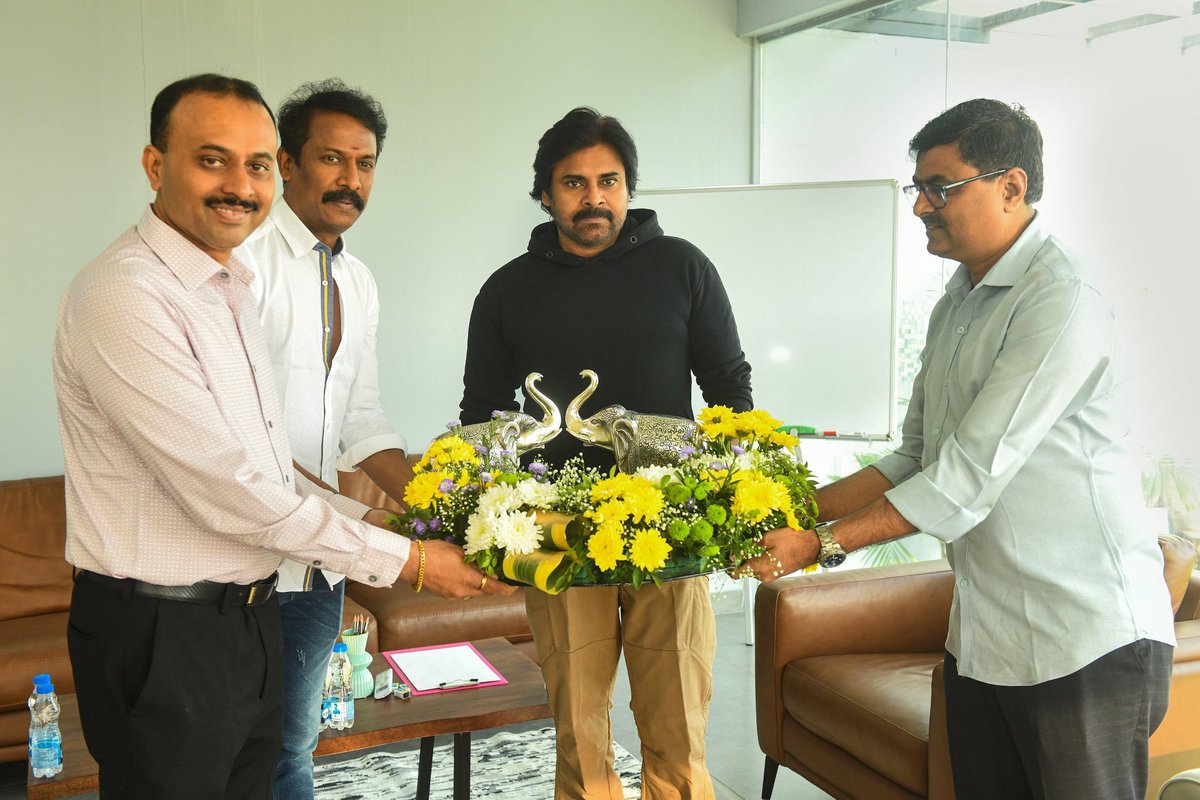 DrSandeepJSP's tweet photo. ఉదయం: కొత్త సినిమా ప్రారంభం

సాయంత్రం: జనసేన పార్టీ క్రియాశీలక సభ్యత్వ నమోదు కార్యక్రమం ద్వారా అందిస్తున్న ప్రమాద బీమా కార్యక్రమానికి తనవంతుగా 1 కోటి రూపాయల విరాళం. 

@PawanKalyan గారు కష్టపడేది ఆయన కుటుంబం కోసం కాదు, ఆయన ప్రపంచంగా భావించే మన అందరి కోసం. 

#APNeedsPawanKalyan https://t.co/epDZQXOh1Y