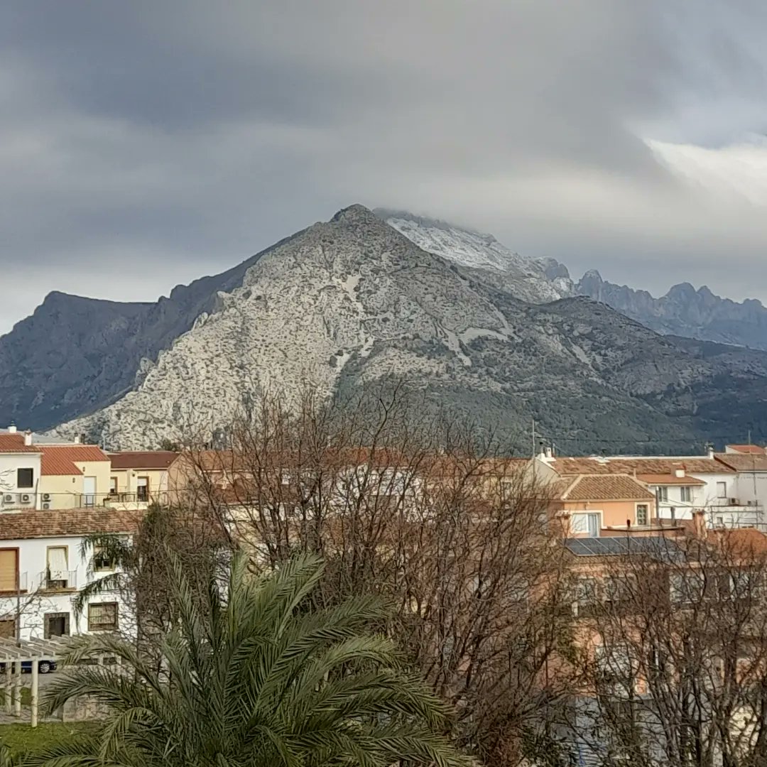 Ón està la Serra de Bèrnia? 🤔🤔

Els dies d'hivern és el que tenen: un
Soll lluent i de sobte núvols. 🤷
🌡18⁰C

La 3a imatge és del 24/01/23 ➡️

#callosadensarria 
#costablanca 
#comunitatvalenciana
