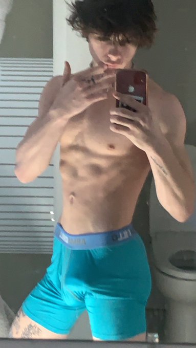 rt if you wanna see my third leg 👀 https://t.co/EI3zUxqxhi