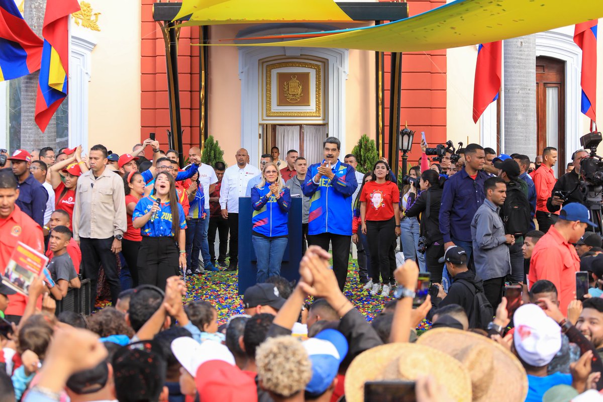 Quiero extender mi gratitud a todo el pueblo aguerrido y consciente que se mantiene firme, con esperanza y voluntad de seguir luchando por una Patria libre y soberana que se proyecta hacia un futuro brillante. ¡Tenemos con qué!