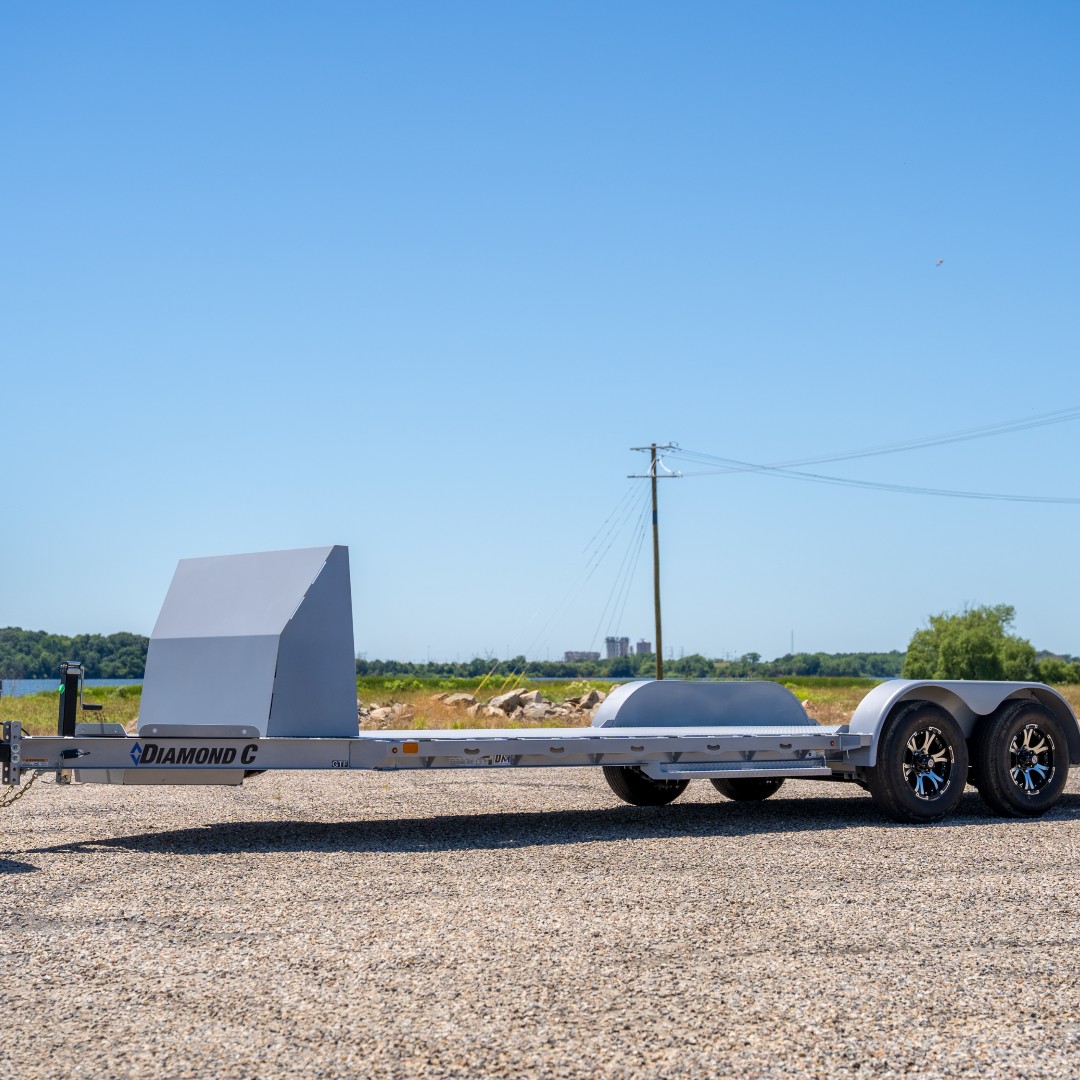 DCtrailers's tweet image. Protect your prize with the added steel rock shield and hit the road in style with the #DiamondC GTF Car Hauler! 🤩 What goodies would you haul? 👀 #CarHauler #DCTrailers #ClassicCar #HitTheRoad