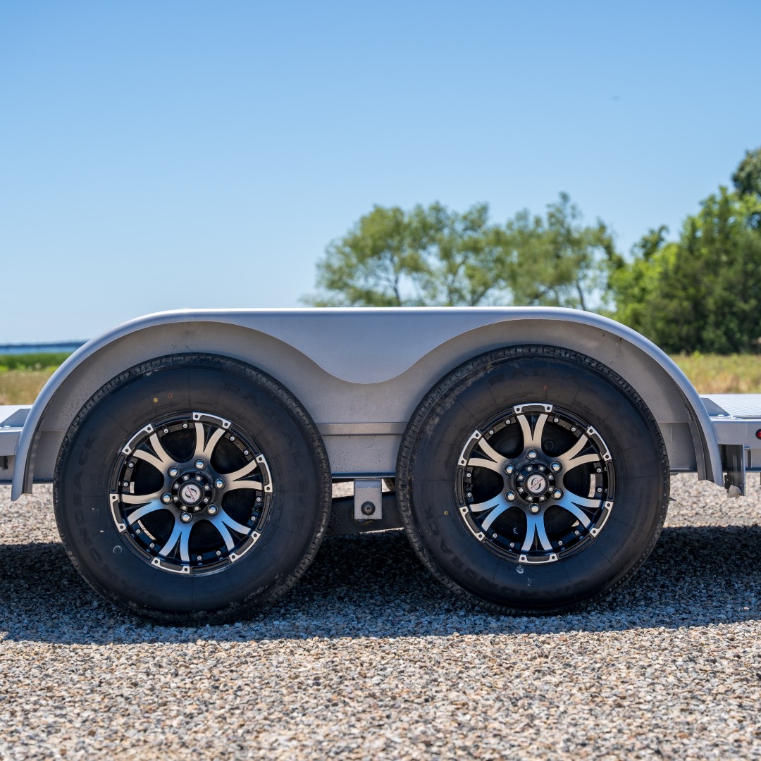 DCtrailers's tweet image. Protect your prize with the added steel rock shield and hit the road in style with the #DiamondC GTF Car Hauler! 🤩 What goodies would you haul? 👀 #CarHauler #DCTrailers #ClassicCar #HitTheRoad