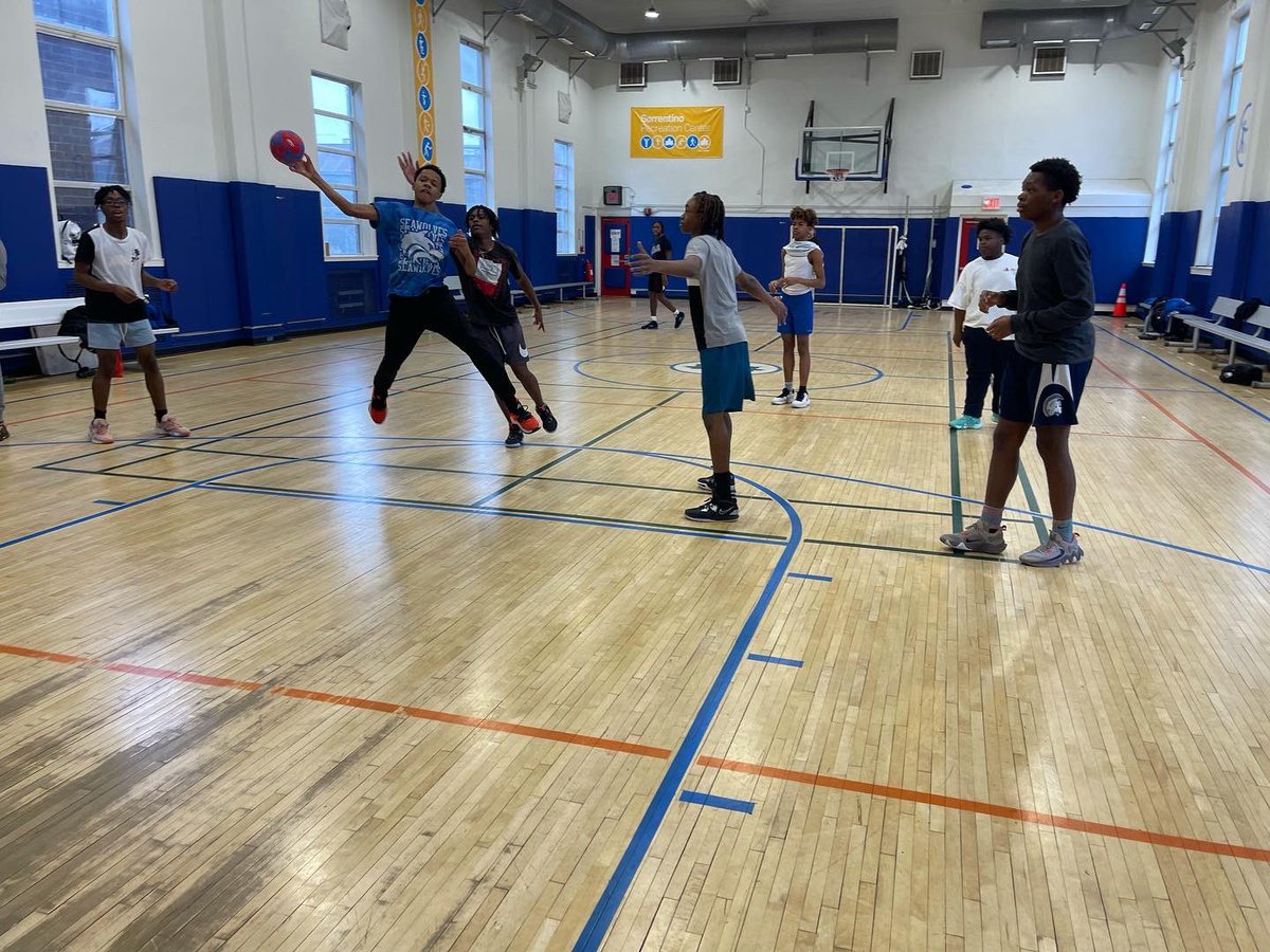 NYCTeamHandball's tweet photo. Yesterday, we had a blast introducing handball at @NYCParks Sorrentino Rec Center in East Rockaway where 18 kids from ages 6 to 15 tried the sport for the first time. A sport made for New Yorkers. #theworldshandballclub #nytough https://t.co/3AOWFOEQO7