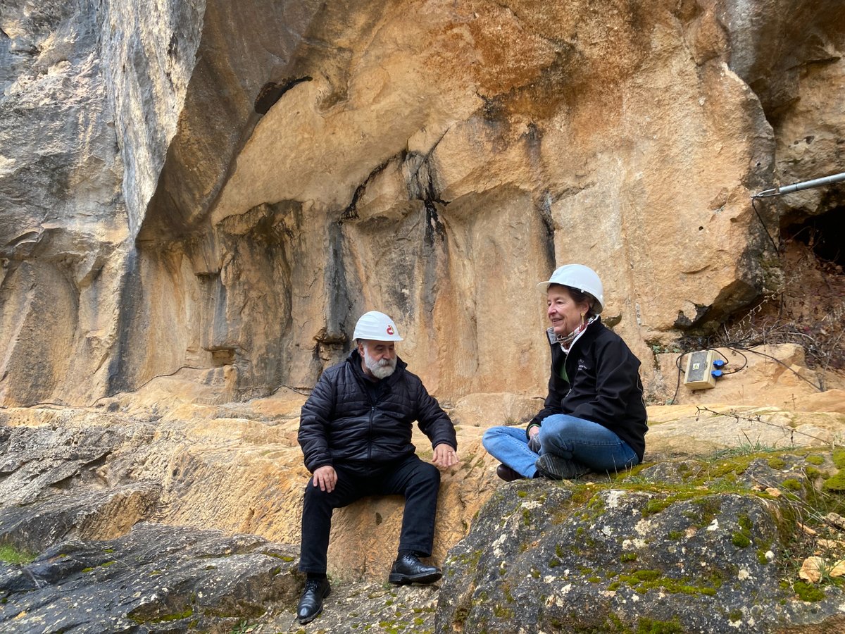 museoevolucion's tweet image. Hoy @JavierPerezARGI ha visitado los yacimientos de la sierra de #Atapuerca para la grabación de su programa #ElArcón en @cyltv y ha conversado con @eudaldcarbonell y la directora gerente del Sistema Atapuerca #AuroraMartín.