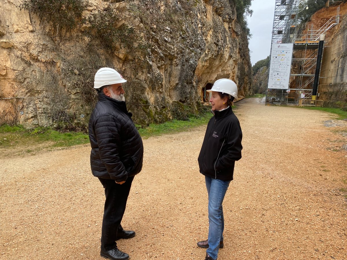 museoevolucion's tweet image. Hoy @JavierPerezARGI ha visitado los yacimientos de la sierra de #Atapuerca para la grabación de su programa #ElArcón en @cyltv y ha conversado con @eudaldcarbonell y la directora gerente del Sistema Atapuerca #AuroraMartín.