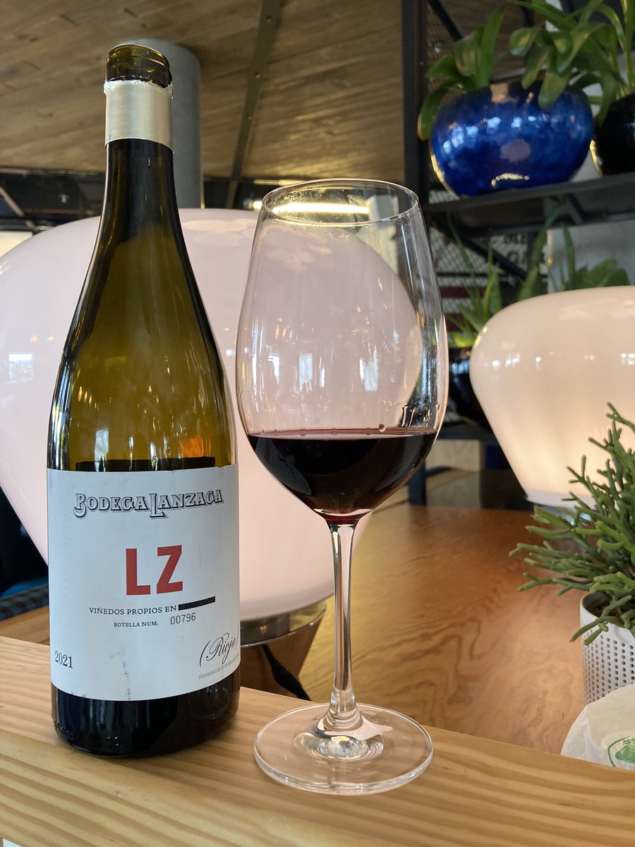 rcoll_wine's tweet photo. LZ 2021 🍷💫!
Disfrutando de la botella n. 00796 de 65.017, cosecha 2021 en @onlyyouhotels en 📍Atocha Madrid
.
#vilaviniteca #docarioja #winelover #hoteles #madrid #onlyyou #vinotinto #instagood #instawine #telmorodriguez https://t.co/LL6oHTN5cU