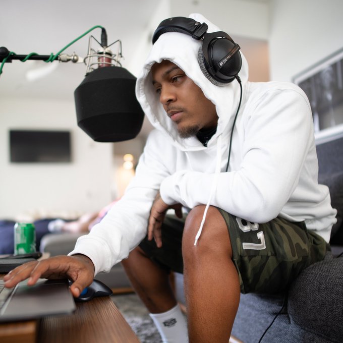 DailyLoud's tweet image. Snoop Dogg tells Bow Wow "no way you can retire before me. You owe us one more. Speak on all the real s*** that we wanna know you been going through. Put it song and watch it flourish"