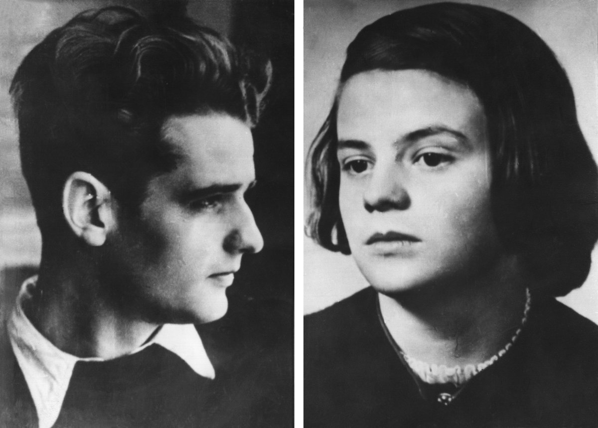 DBoBruessel's tweet image. Ils luttèrent pour la liberté et la démocratie et le payèrent de leur vie. Op 22.2.1943 werden Sophie en Hans #Scholl &amp;amp; Christoph #Probst - leden van de verzetsgroep #WeißeRose – door het naziregime geëxecuteerd voor het verspreiden van pamfletten tegen het regime. #NeverForget