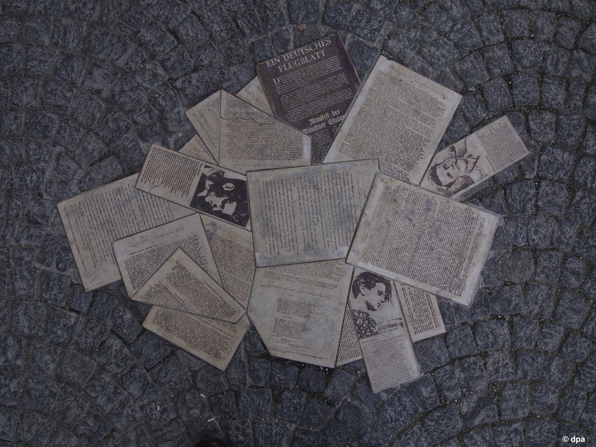 DBoBruessel's tweet image. Ils luttèrent pour la liberté et la démocratie et le payèrent de leur vie. Op 22.2.1943 werden Sophie en Hans #Scholl &amp;amp; Christoph #Probst - leden van de verzetsgroep #WeißeRose – door het naziregime geëxecuteerd voor het verspreiden van pamfletten tegen het regime. #NeverForget