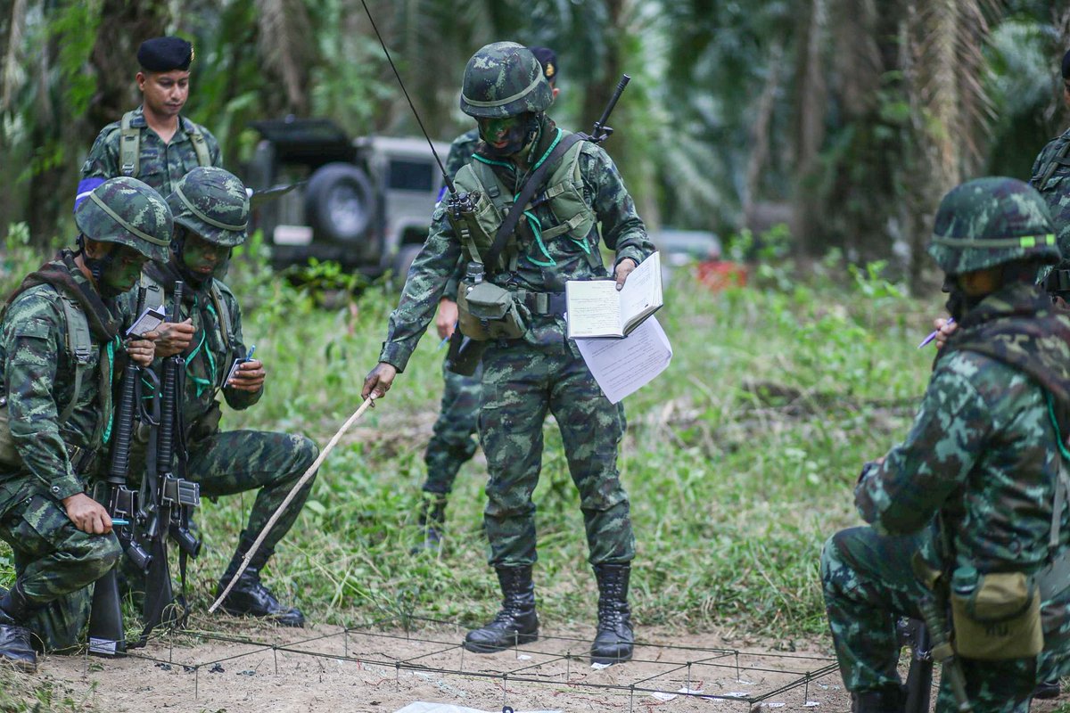 Infantry1000_2's tweet photo. "การฝึกและตรวจสอบเป็นหน่วยกองร้อย ประจำปี 2566 ภารกิจการเข้าตีในเวลากลางคืน ตั้งแต่การออกคำสั่งยุทธการของ ผบ.ร้อย ให้แก่หน่วยรอง การซักซ้อมการปฏิบัติในภูมิประเทศจำลอง  ณ พื้นที่การฝึก อ.คลองท่อม จว.ก.บ.

#ร15พัน2ไม่เป็นรองใคร
#ศูนย์ประชาสัมพันธ์กองพันทหารราบที่2กรมทหารราบที่15 https://t.co/WUxNYNCP4l