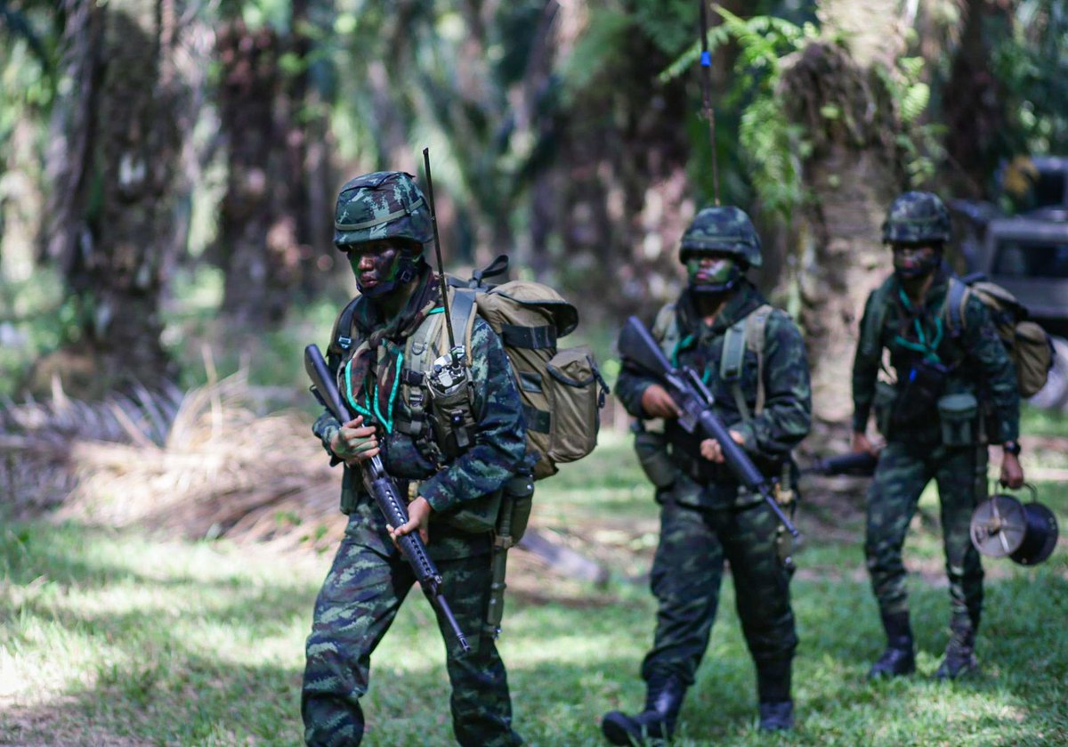 Infantry1000_2's tweet photo. "การฝึกและตรวจสอบเป็นหน่วยกองร้อย ประจำปี 2566 ภารกิจการเข้าตีในเวลากลางคืน ตั้งแต่การออกคำสั่งยุทธการของ ผบ.ร้อย ให้แก่หน่วยรอง การซักซ้อมการปฏิบัติในภูมิประเทศจำลอง  ณ พื้นที่การฝึก อ.คลองท่อม จว.ก.บ.

#ร15พัน2ไม่เป็นรองใคร
#ศูนย์ประชาสัมพันธ์กองพันทหารราบที่2กรมทหารราบที่15 https://t.co/WUxNYNCP4l