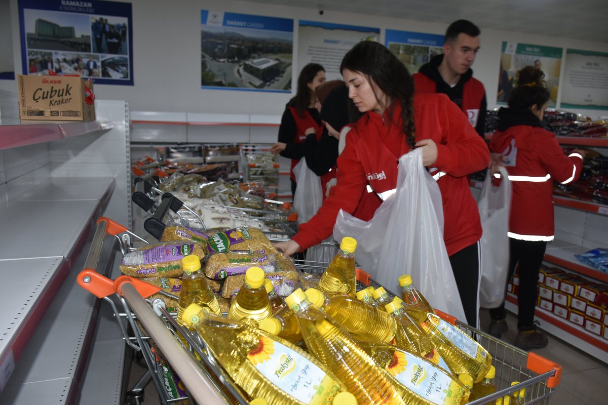 Kızılay; Adıyaman, Malatya, Osmaniye ve Gaziantep'te depremzedelere ürünlerin ücretsiz sunulacağı 5 sosyal market açtı.