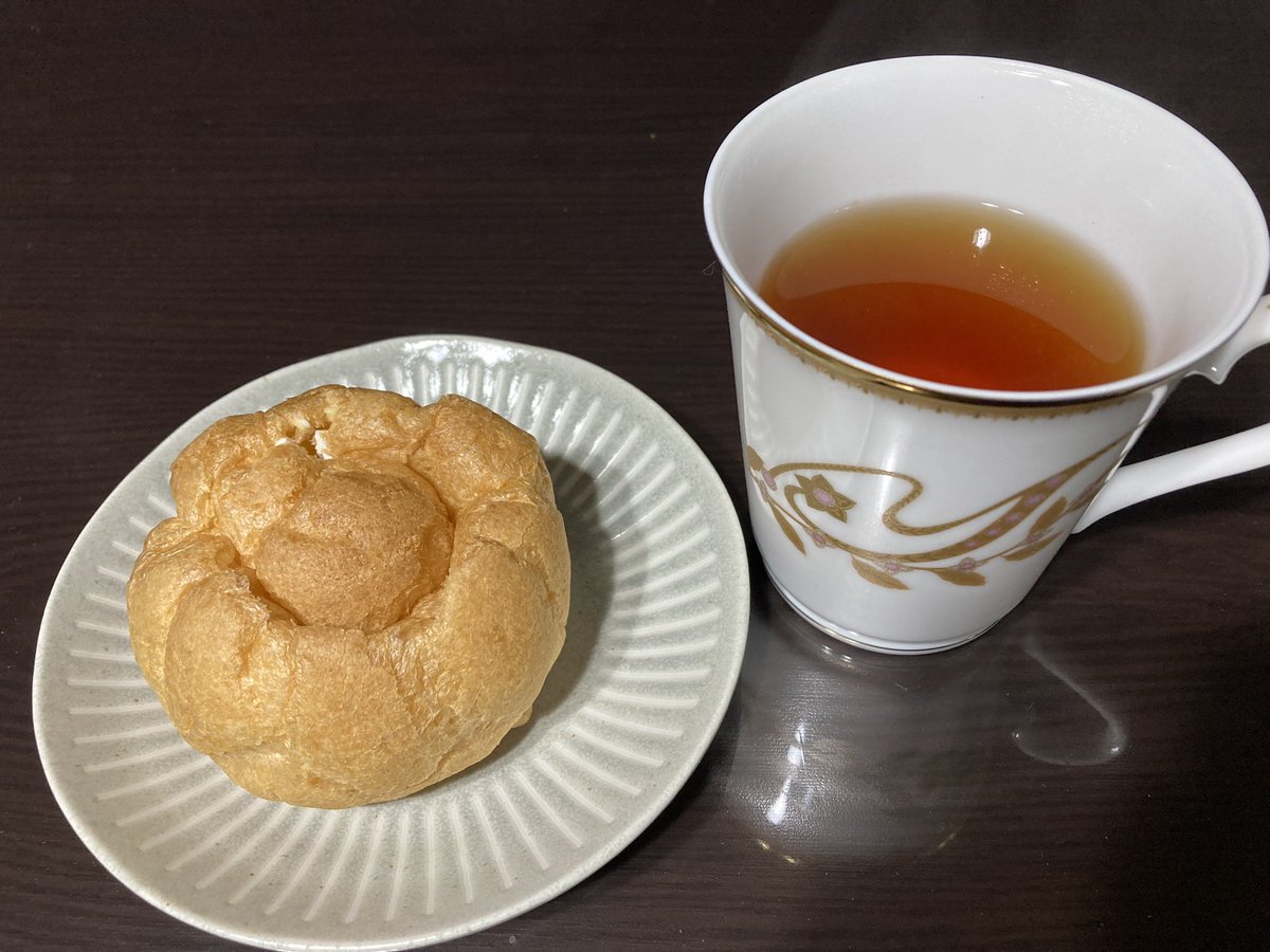 Uz6lZTRpgREuCUK's tweet photo. シュークリームと、ROSE ROYAL（LUPICIA）。これまた香りのパンチが物凄いですね。
#茶好連
#LUPICIA
#RoseRoyal https://t.co/itmJ1YtDCv