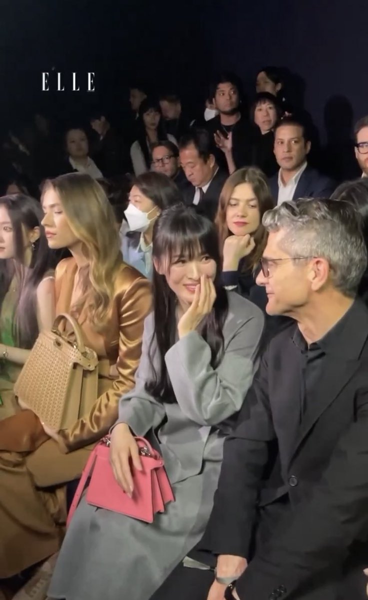 _hyekyolove's tweet photo. #SongHyeKyo seated beside #FENDI CEO in Milan Fashion Week

#FendiAmbassador https://t.co/vyPdUY9isa