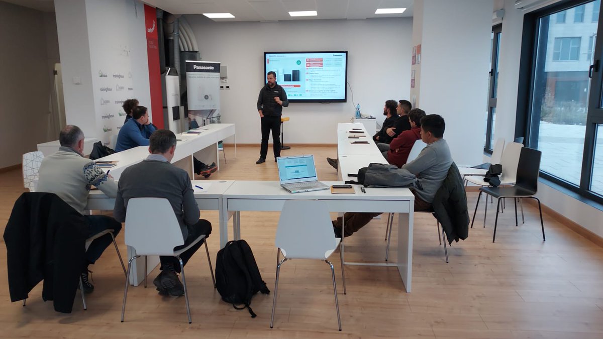 on_haus's tweet photo. Hoy en la @traininghausfnc. Formación para instaladores, de la mano de @panasonicESP 
#Aerotermia #SAT #Aquarea #ONHAUS #Traininghaus #AcademiaPráctica https://t.co/hDKYc6isB5
