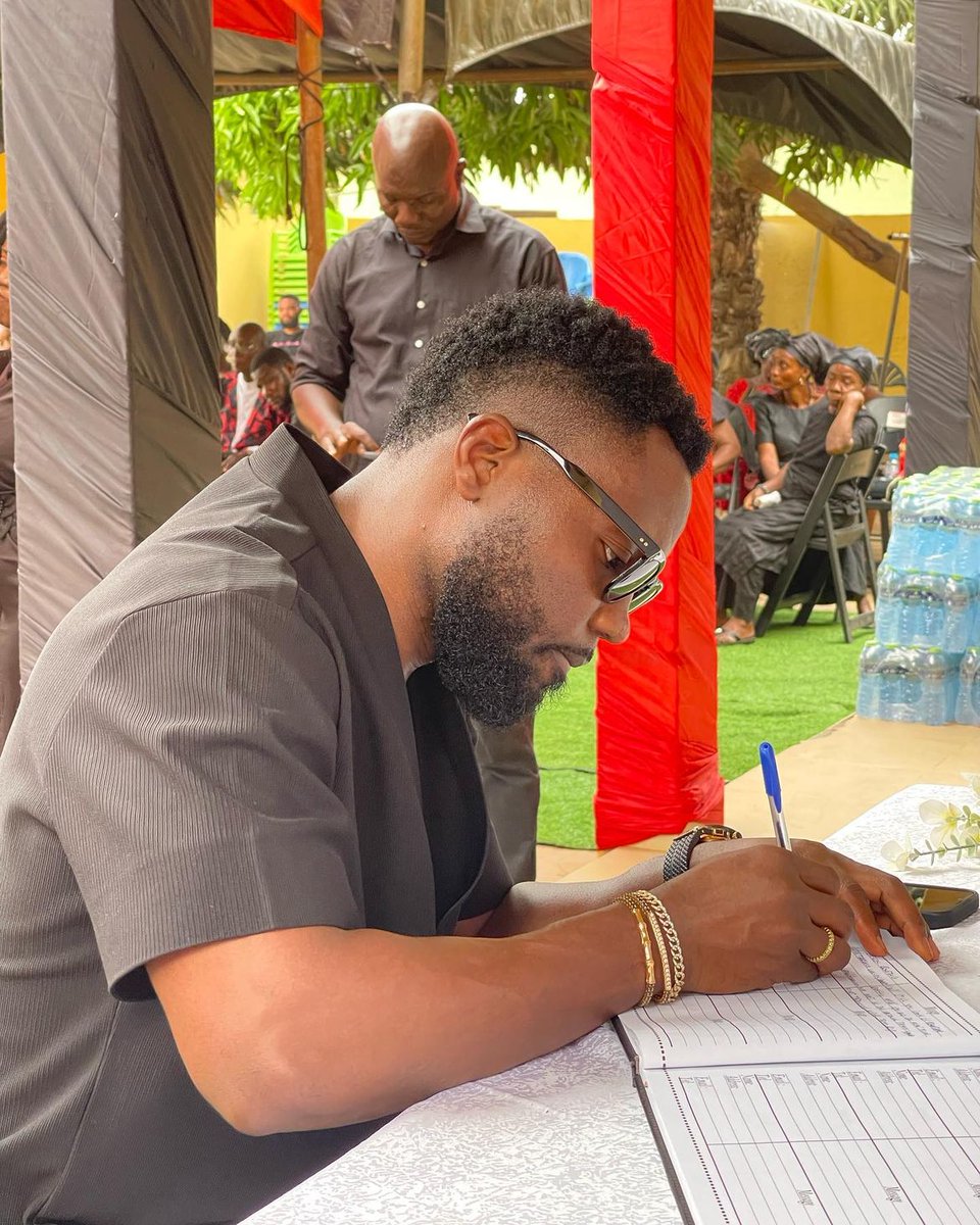 primanewsghana's tweet photo. Former Black Stars captain, Stephen Appiah, alongside Derrick Boateng, Rabiu Mohammed, Kwadwo Asamoah and Jerry Akaminko, sign the book of condolence for late Christian Atsu.

#PrimaMedia @PrimaSports #Partey #BabyJet #Stonebwoy #CindyThompson #EiAto #Snapchat #AsamoahGyan #Bars https://t.co/P6yFL6UefD