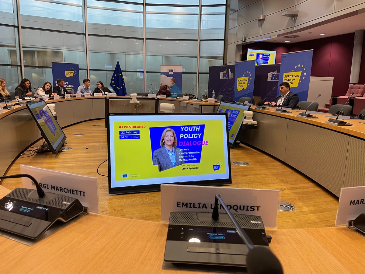 Our own <a href="/LindquistEmilia/">Emilia Lindquist</a> meets with <a href="/SKyriakidesEU/">Stella Kyriakides</a> at the YPD on mental health today!

The post-COVID decline in employment opportunities for young people directly impacts their wellbeing. Youth #employment should be an integral part of the EU #mentalhealth strategy.
#HealthUnion