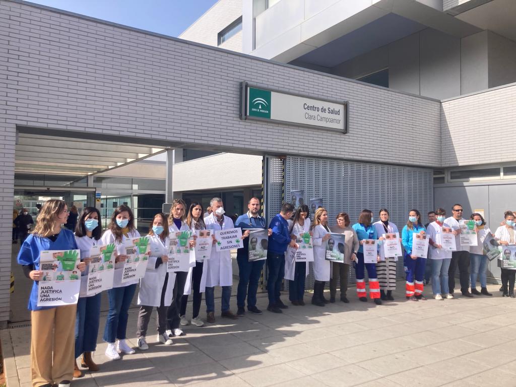 ✋#SATSE condena la última agresión a una #enfermera del centro de salud Clara Campoamor de Mairena del Aljarafe #Sevilla 
🛑Profesionales se han concentrado hoy convocados por #SATSE para apoyar a la compañera agredida y exigir respeto #StopAgresiones
🔗andalucia.satse.es/comunicacion/s…