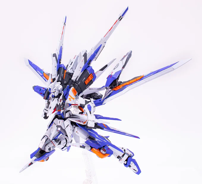 MG1/100「フリーダムガンダムV」完成しました今回は全体的に「ライン」を意識し前から後ろに放射状になるようパーツを配置、「高機動&近接」をイメージして改造しました。カラーリングはホワイト、ブルーベースにオレンジの差し色とレッドポイントでヒロイックな感じで製作しました。 