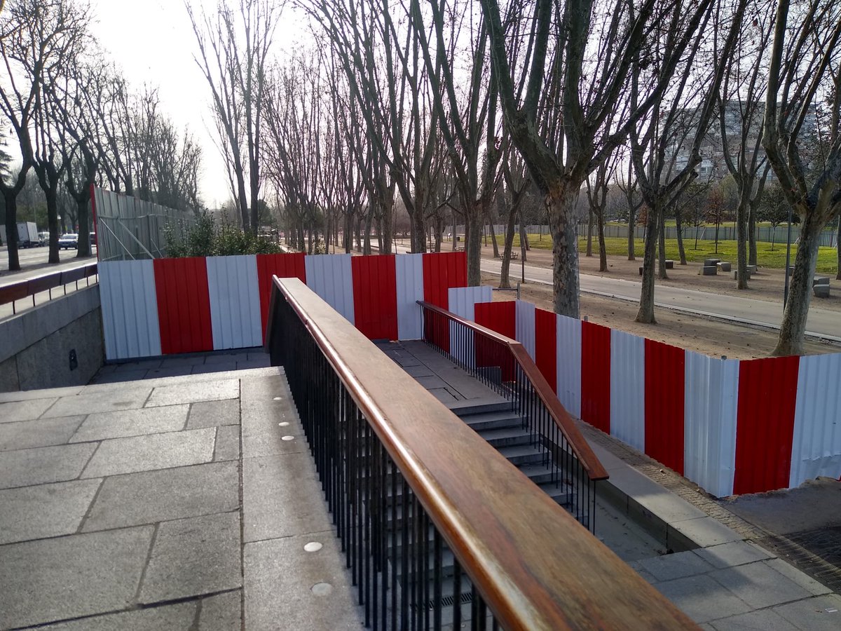 AVVerdeImperial's tweet photo. Qué bien funcionan los servicios de limpieza de @MADRID cuando se trata de callar la protesta vecinal  para defender nuestros parques.
Ni rastro de los carteles y cientos de dibujos de los niños...
Pero volverán, como las🍃 de los 🌳🌳🌳
#YoDefiendEsteÁrbol🌳
#MetroSíPeroNoAsí🚇 https://t.co/4ODmnUnW6e
