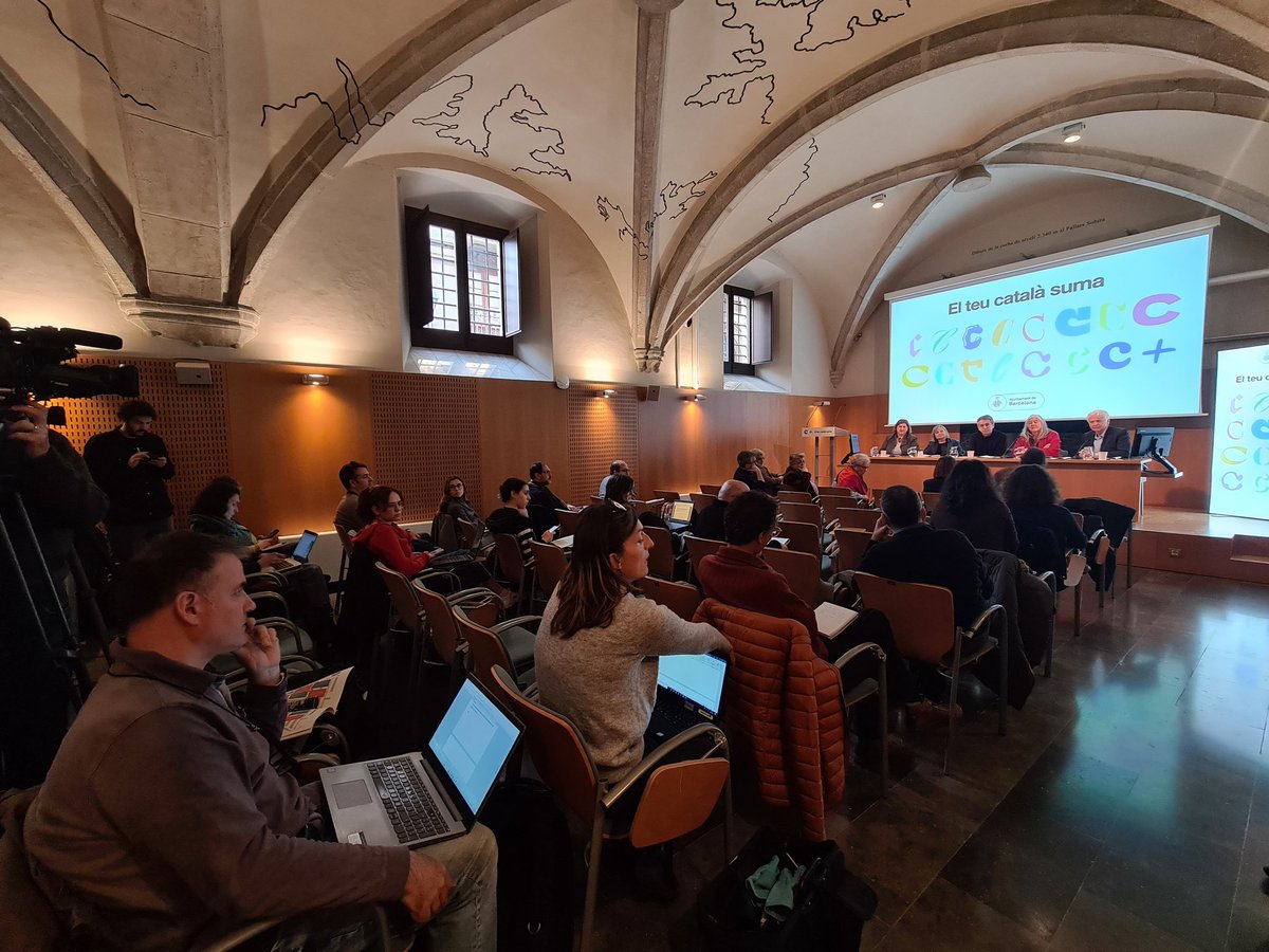 📉L'ús del català a #Barcelona recula. Cal actuar per enfortir-lo.

🟡<a href="/ERCbcn/">ERC Barcelona</a> aconseguim que l'Ajuntament empri el català per defecte, sempre i arreu, en les intervencions dels seus representants.

🗣 <a href="/GemmaSendra/">Gemma Sendra</a>: "Ho hem demanat reiteradament: #BCN ha de liderar i ser exemple".