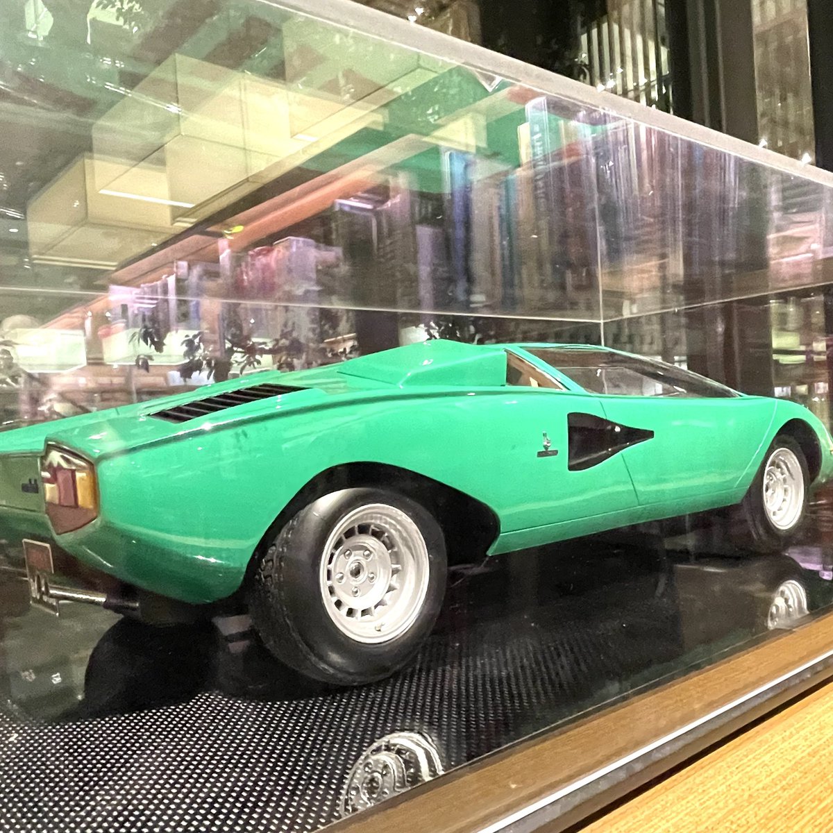 HotKustoms's tweet photo. One of the most X mini car I come across at a whopping 8.3K USD 😱!
Located at one of the most beautiful #tsutaya Book Stores at a v stylish area in #shibuya
#daikayamatsite #tsutayabookstore #18scale #minicar https://t.co/m522Wpa8aZ