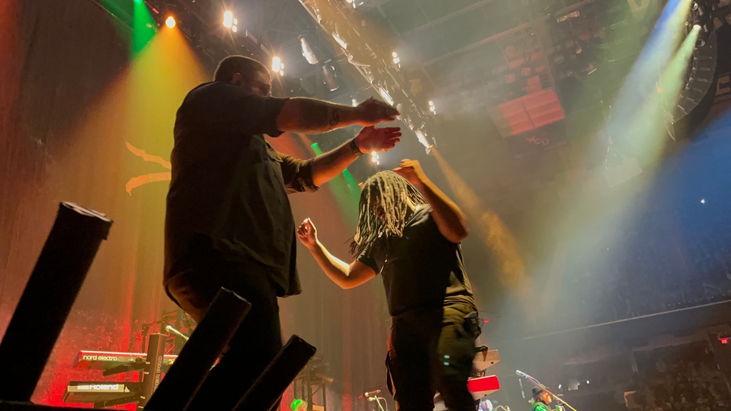 totothemselves's tweet photo. The #TaterBros can't help but dance to those tasty grooves every night. What dance move is this? Wrong answers only! Comment below! @stevemaggioraofficial @heisdominiquexavier
#wronganswerwednesday #dogzofoz #dogzofoztour #dogzofoztour2022 #totolive https://t.co/23v85yGIl3