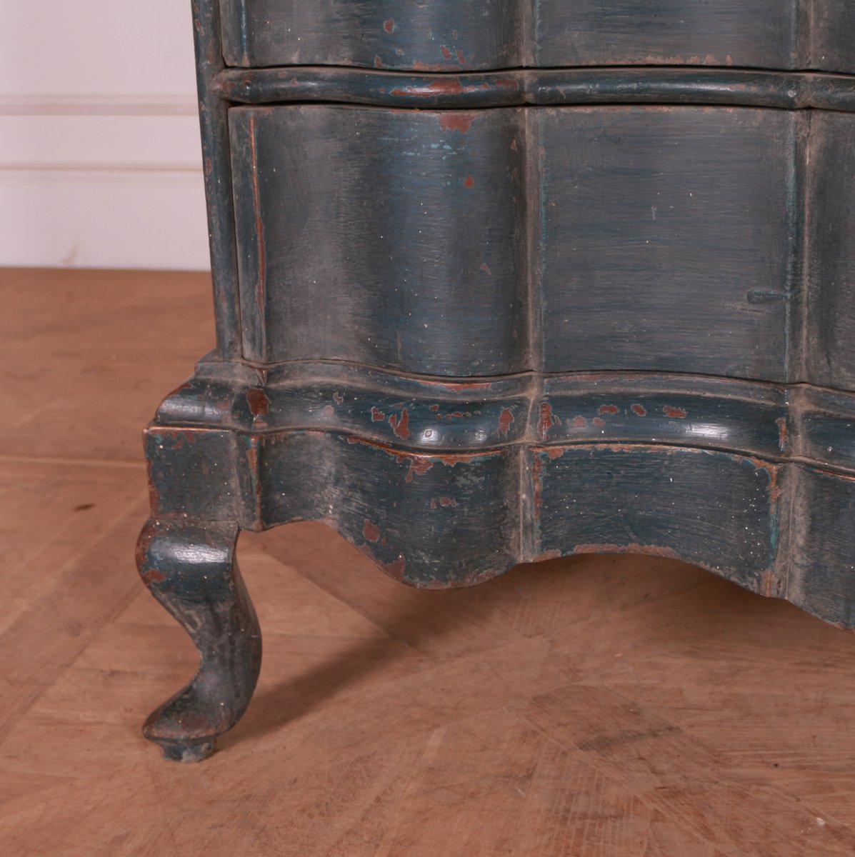 ArcadiaAntiques's tweet photo. Good 18th Century Danish painted oak serpentine front four drawer commode. 1780.
Price: £3,200
https://t.co/RacJG6fs5N
#fourdrawercommodes #paintedcommodes #danishcommodes https://t.co/cphjwiccXy