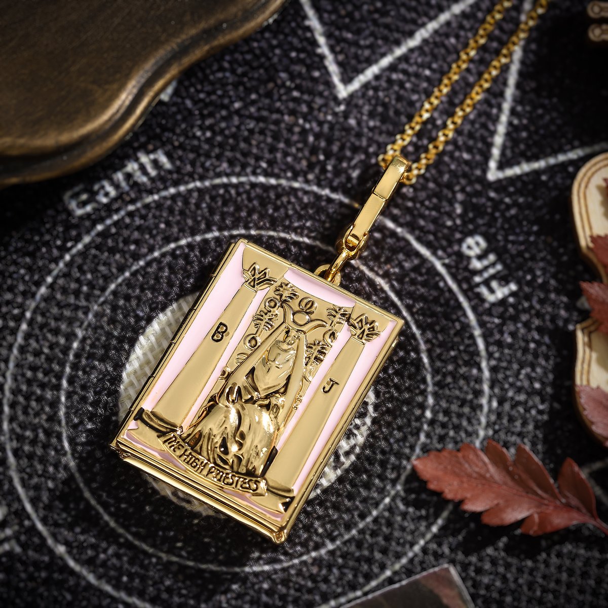 High Priestess is a card of mystery, stillness and passivity.👉 This card suggests that it is time to retreat and reflect upon the situation and trust your inner instincts to guide you through it.

#selenichastjewel #selenichast #locketnecklace #tarotcards #tarotnecklace