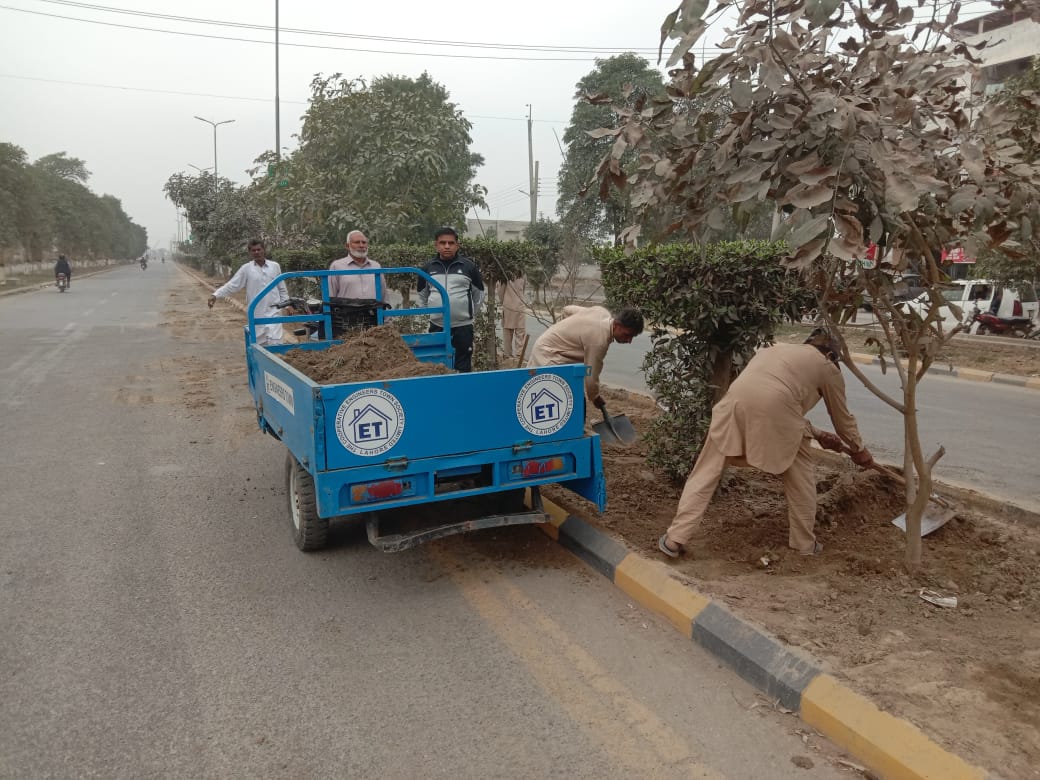 IEP_Town's tweet photo. Engineers Town Roads Green Belts Maintenance &amp; Resetting in Progress.

#malikshahbazalikhokhar #President #engineerstown #cooperative #society #Lahore #roadsgreenbelt #maintenance #resetting #inprogress https://t.co/macsTPR9Er