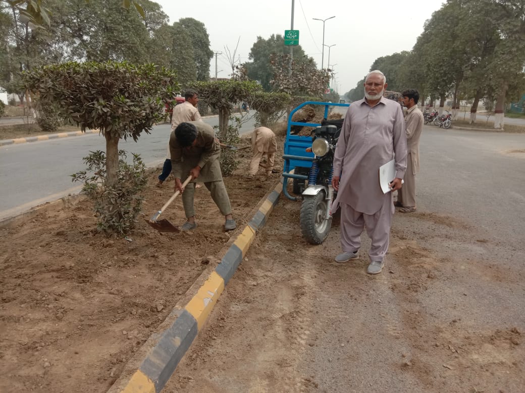 IEP_Town's tweet photo. Engineers Town Roads Green Belts Maintenance &amp; Resetting in Progress.

#malikshahbazalikhokhar #President #engineerstown #cooperative #society #Lahore #roadsgreenbelt #maintenance #resetting #inprogress https://t.co/macsTPR9Er