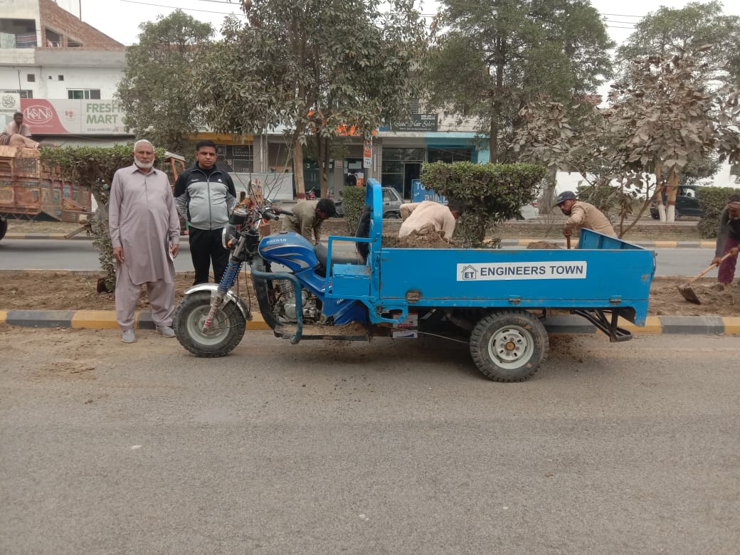 IEP_Town's tweet photo. Engineers Town Roads Green Belts Maintenance &amp; Resetting in Progress.

#malikshahbazalikhokhar #President #engineerstown #cooperative #society #Lahore #roadsgreenbelt #maintenance #resetting #inprogress https://t.co/macsTPR9Er