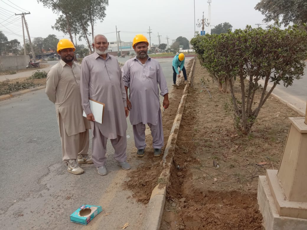 IEP_Town's tweet photo. Engineers Town Roads Green Belts Maintenance &amp; Resetting in Progress.

#malikshahbazalikhokhar #President #engineerstown #cooperative #society #Lahore #roadsgreenbelt #maintenance #resetting #inprogress https://t.co/macsTPR9Er