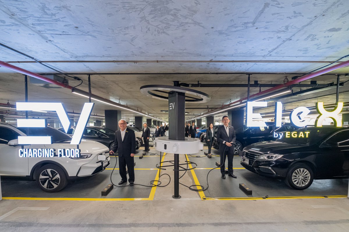 EGAT_Official's tweet photo. ⚡ กฟผ. โชว์โมเดลต้นแบบ EV Charging Floor หัวชาร์จมากที่สุดในไทย สำหรับผู้ติดตั้งที่อาคารสำนักงาน-ที่พักอาศัย 🔋🔌

📌 อ่านเพิ่มเติมได้ที่: https://t.co/KfNgRu2Upp

#EleXbyEGAT #EGAT #กฟผ #EGATEVEcosystem #รถยนต์ไฟฟ้า #EVCar https://t.co/IOZVq7mK2P