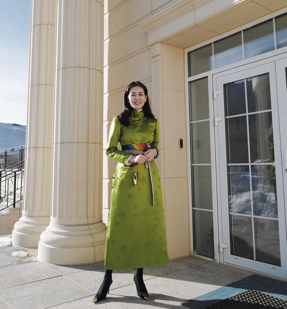 Жил бүр энэ бүсгүйн баяраар хэрхэн гоёсонг харах дуртай. Гоё эмэгтэй. 👌🏻👍🏻