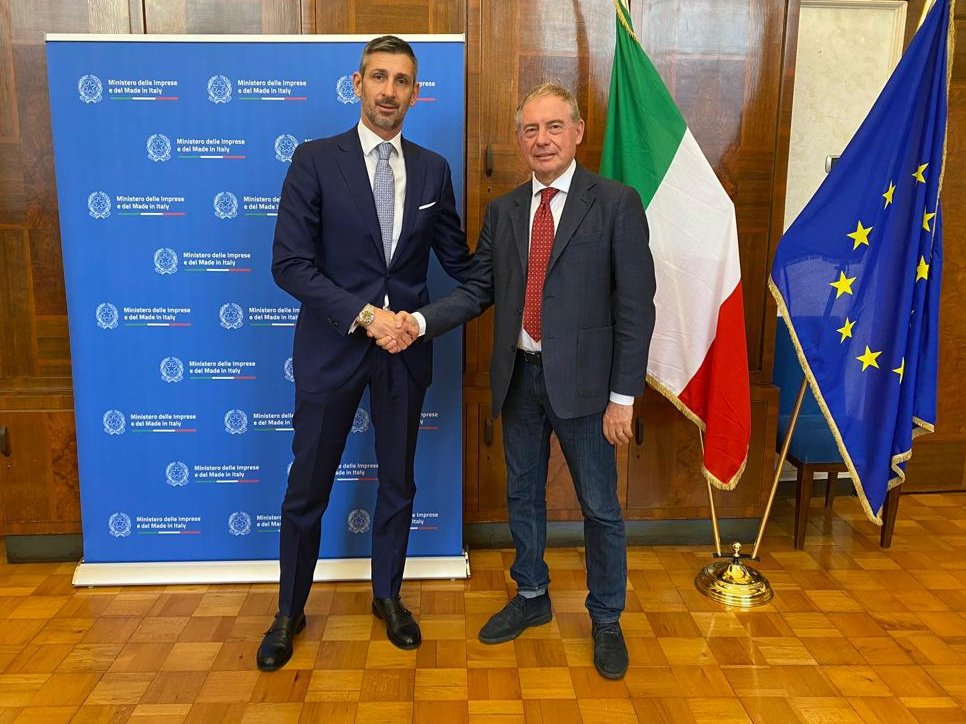Il ministro <a href="/adolfo_urso/">Adolfo Urso</a> ha incontrato oggi il presidente di <a href="/Confapi/">Confapi</a> <a href="/CristianCamisa/">Cristian Camisa</a> sui temi della piccola e media industria, motore del tessuto imprenditoriale italiano e del #MadeinItaly nel mondo.