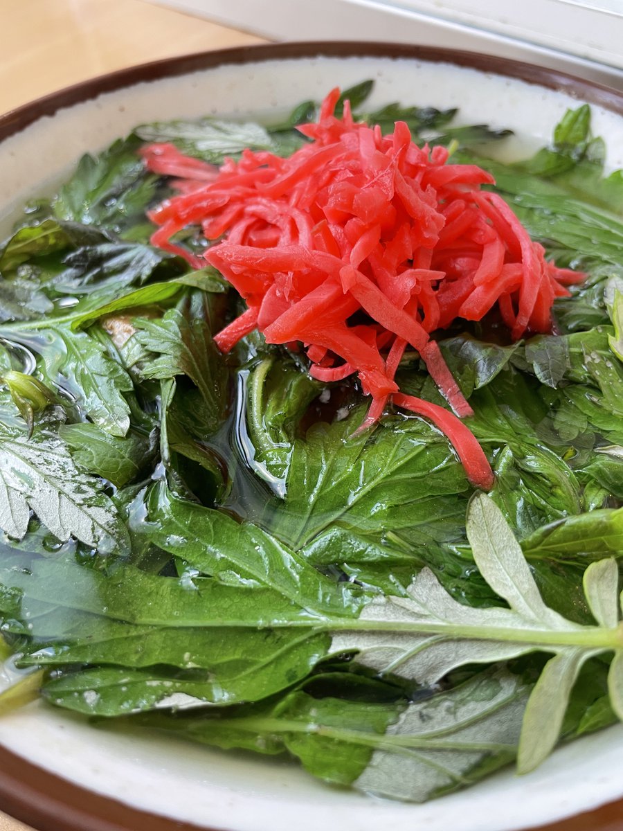 沖縄旅行で感動したそば。那覇にある「なかむら屋」のよもぎそば！ 生のよもぎがドッサリ！ これがとっても薫り高くて食べていて幸せ気分に。ヤミツキになる！