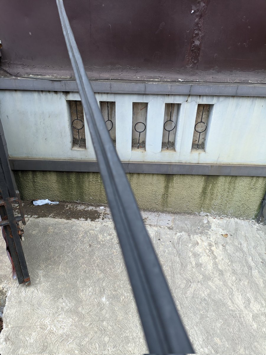 LKharismaM's tweet photo. @TelkomCare min ini kabel telkom bukan ya? Soalnya ini kabelnya turun kebawah nutupin gerbang rumah https://t.co/74Mru0P2mj