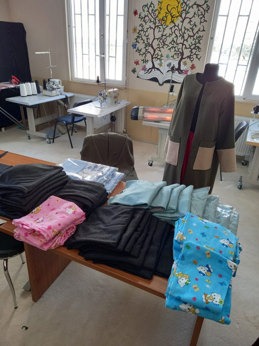 EdremitAdem's tweet photo. Ülkemizin geçirmekte olduğu bu zor günlerde Edremit Aile Destek Merkezi kurslarımızda üretilen ürünlerle yaraları sarmaya gönüllere dokunmaya devam ediyoruz.
@tcvanedremit @tcailesosyal @deryayanikashb @Suphankultur @AdemKoyici @AileSabaniye @AdemEminpasa @erenkentADEM_1 https://t.co/XVoJYSc9je
