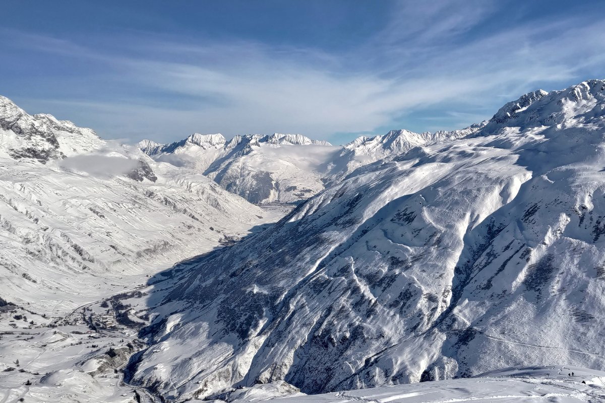 In vielen Wintersportgebieten liegt momentan deutlich weniger #Schnee als üblich. Schneearme #Winter werden in Zukunft zum Normalfall. Im Blog erfahren Sie mehr zum aktuellen Forschungsstand zum Thema Wintersport und #Klimawandel: bit.ly/41iFiiz